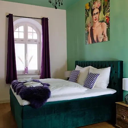 Апартаменты Denkmalgeschuetzte Grosse Boheme Altbauwohnung In Citylage