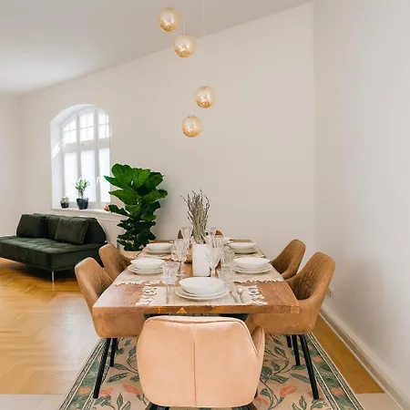 Апартаменты Denkmalgeschuetzte Grosse Boheme Altbauwohnung In Citylage *